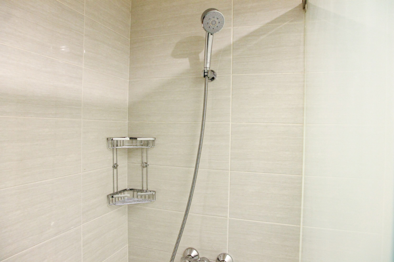 Bathroom 5, Elegant 1BR Kemang Village Apartment By Travelio, South Jakarta