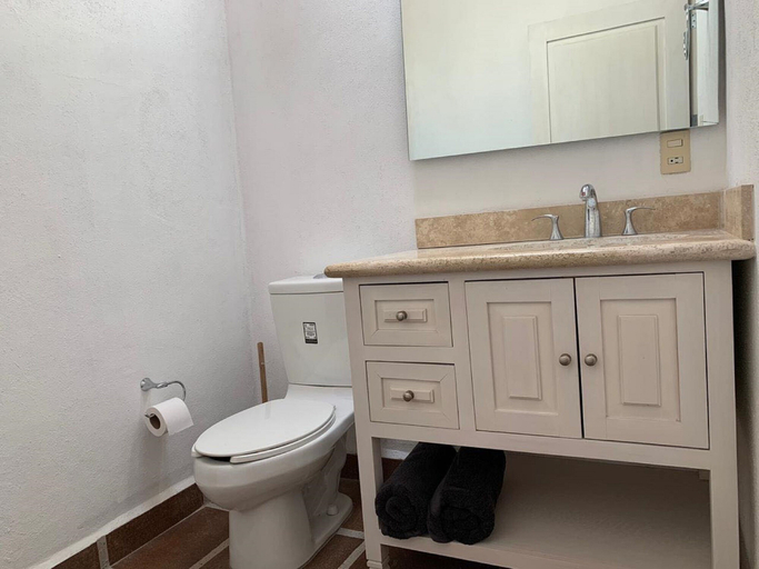 Bathroom, Casa Tulipan, Allende