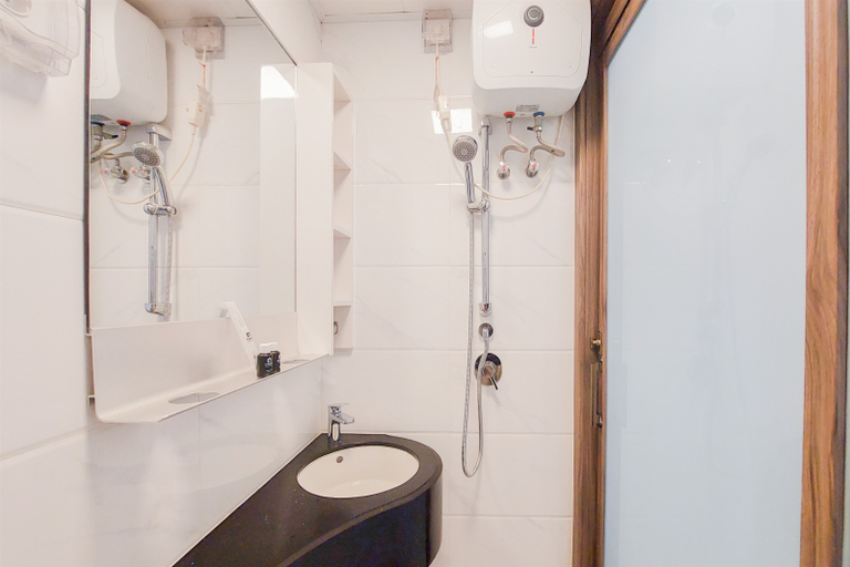 Bathroom 5, Comfy and Best Choice Studio at Sky House BSD Apartment By Travelio, Tangerang Selatan