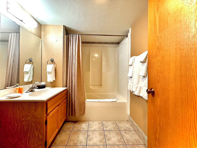 Bathroom 4, Lodge at Leathem Smith, Door