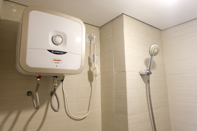 Bathroom 3, Comfy and Best Deal 2BR Apartment at Gateway Pasteur By Travelio, Bandung