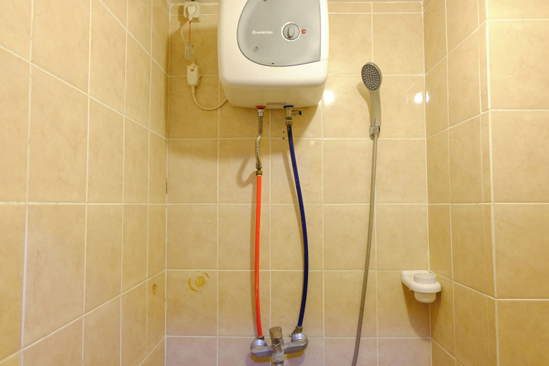Bathroom 2, Great Deal Studio At Pinewood Apartment, Sumedang