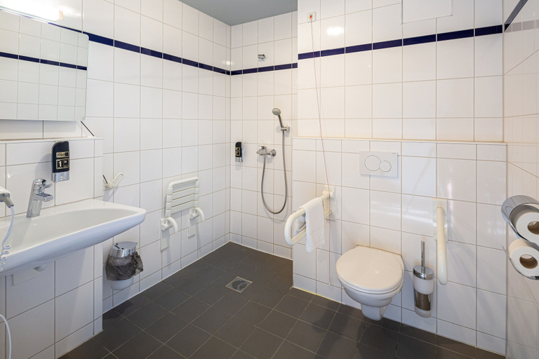 Bathroom 5, a&o Weimar - Hostel, Weimar