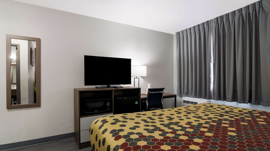 Bedroom 2, Suburban Studios Portage, Porter