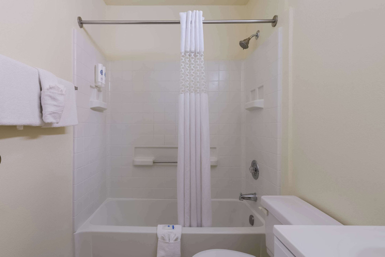 Bathroom 4, Rodeway Inn Livermore, Alameda
