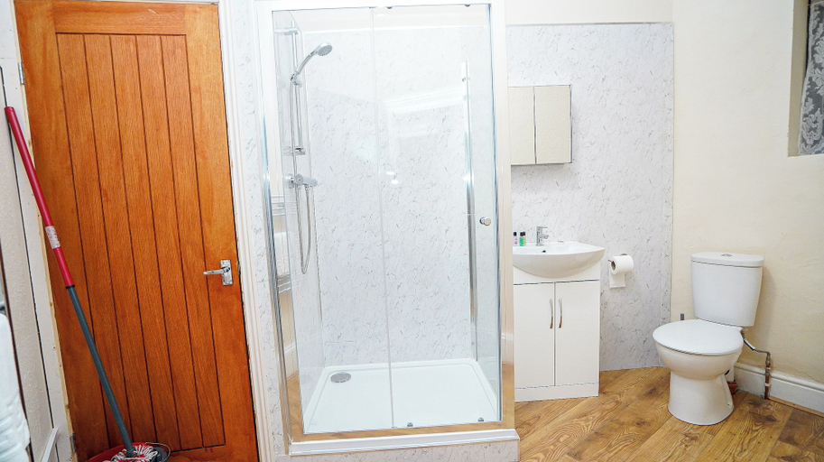 Bathroom 3, E2M Stays Lowestoft High street, Suffolk