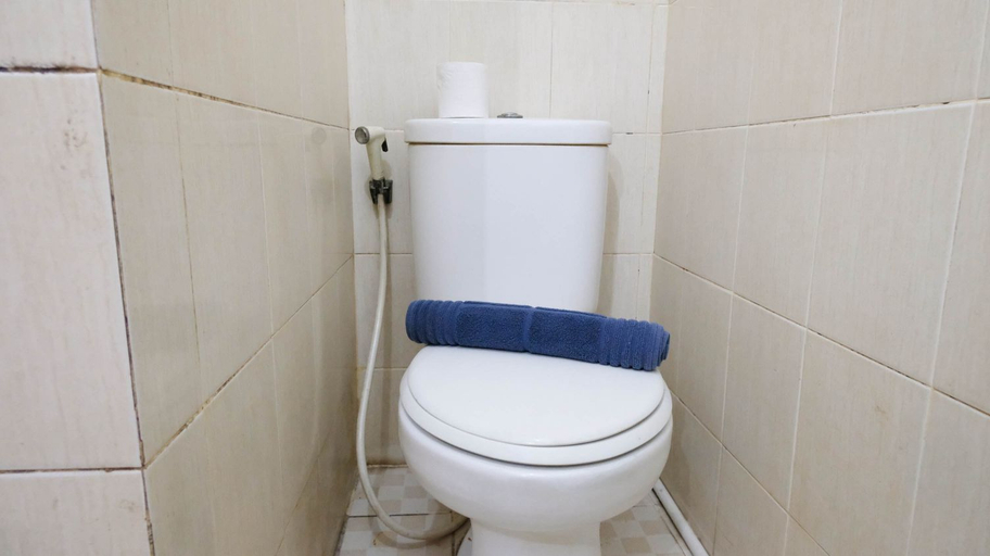 Bathroom 5, Relaxing 2BR Apartment at Puncak Permai By Travelio, Surabaya