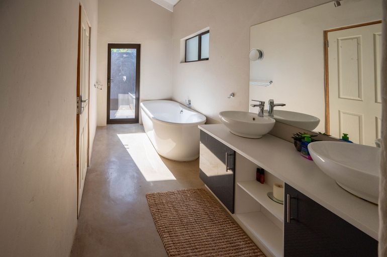 Bathroom 3, Bushriver Lodge, Mopani
