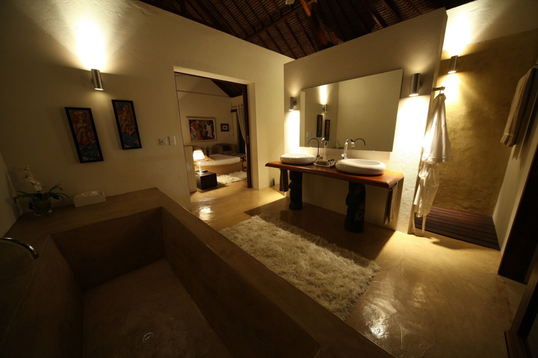 Bathroom 3, Chuiba Bay Lodge, Pemba