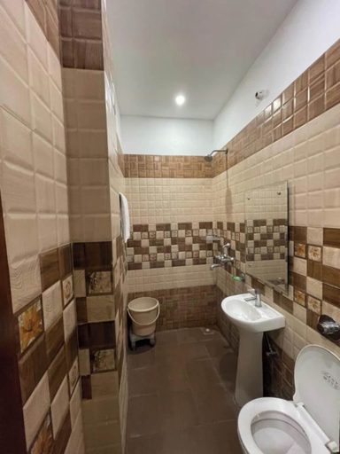 Bathroom, Goroomgo Shree Krishna Hotels Amritsar, Amritsar