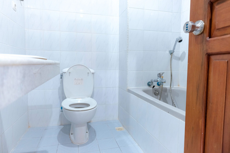 Bathroom, RedDoorz @ Cempaka Putih Jambi, Jambi