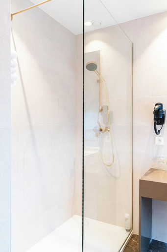 Bathroom 5, Golden Tree Hotel, West-Vlaanderen