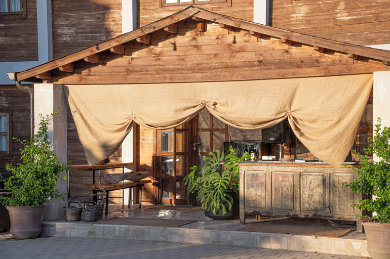Exterior & Views 2, Li canali reali, Brindisi