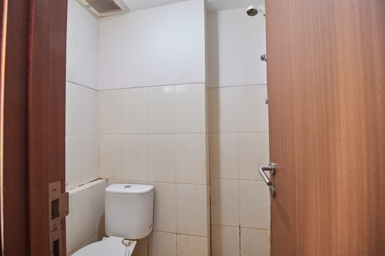 Bathroom 5, Apartment Green Lake View Ciputat by Celebrity Room, Tangerang Selatan