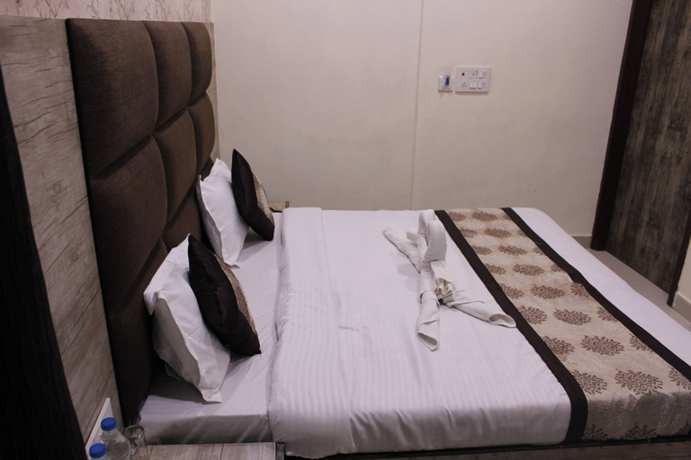 Bedroom 5, Goroomgo Shree Krishna Hotels Amritsar, Amritsar