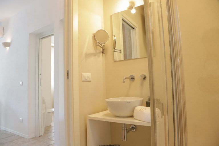 Bathroom 4, Casa dei Nespoli, Bari
