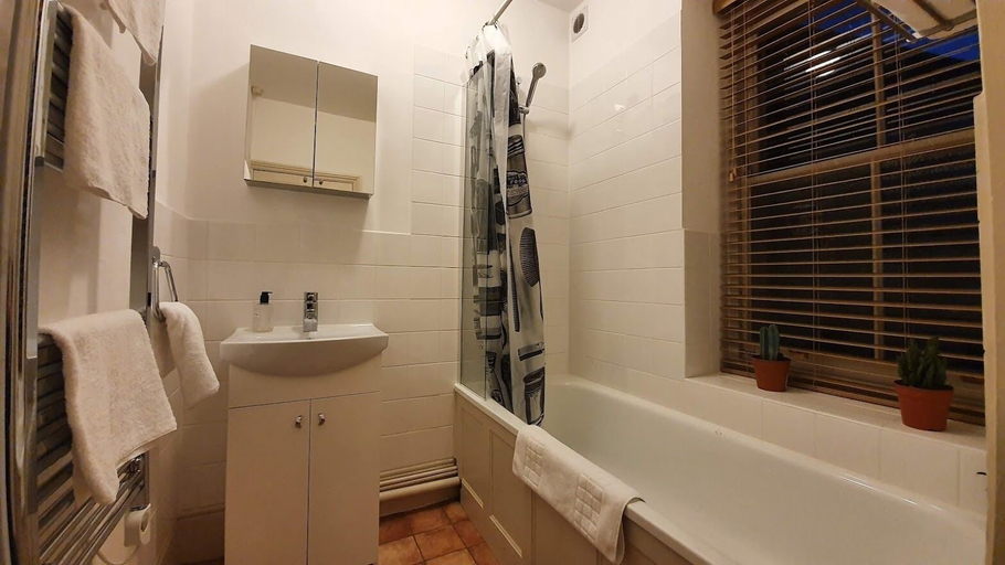 Bathroom 3, Stylish Town Centre Apartments, Gloucestershire