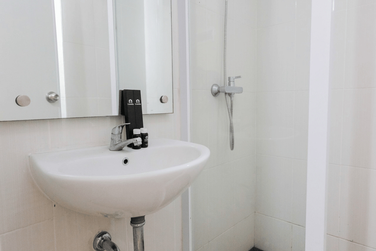 Bathroom, Homey and Luxurious 2BR 19 Avenue Apartment By Travelio, Tangerang
