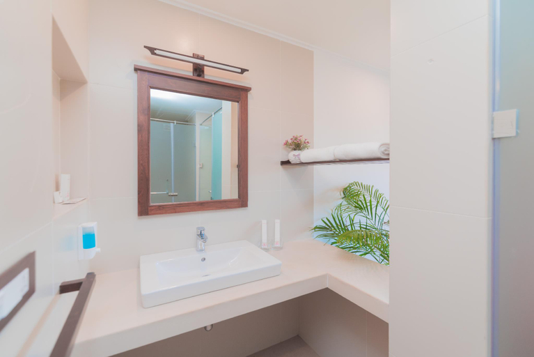 Bathroom 2, Riverside County Resort, Kolhapur