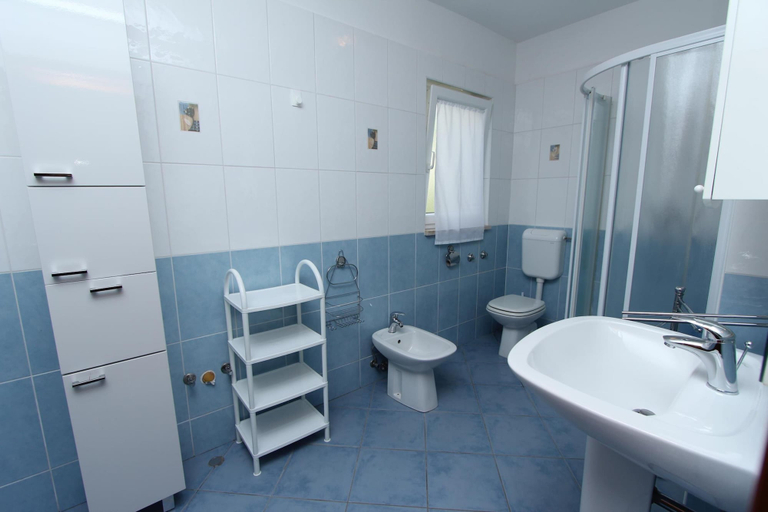 Bathroom 3, Apartments El Corsaro, Rovinj