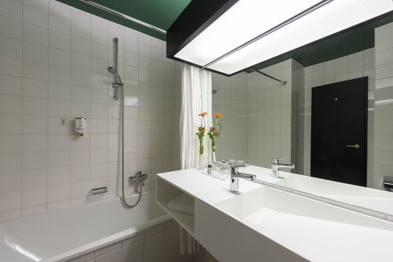 Bathroom 5, Wyndham Garden Donaueschingen, Schwarzwald-Baar-Kreis