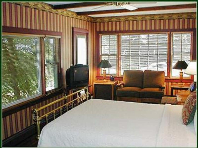 Snug Cottage, Barnstable