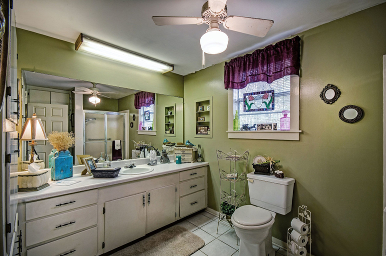 Bathroom 4, Clyde and Marie's Bed & Breakfast, Scott