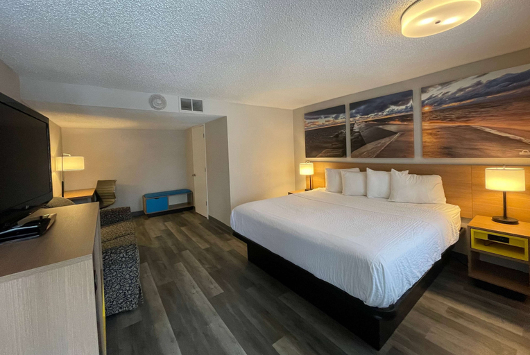 Bedroom 3, Days Inn & Suites by Wyndham Port Huron, Saint Clair