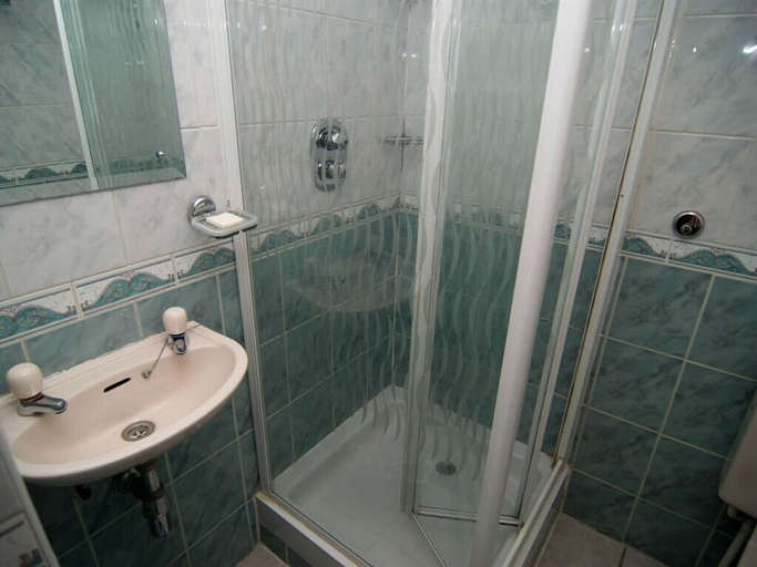 Bathroom 4, Normandie Hotel, London