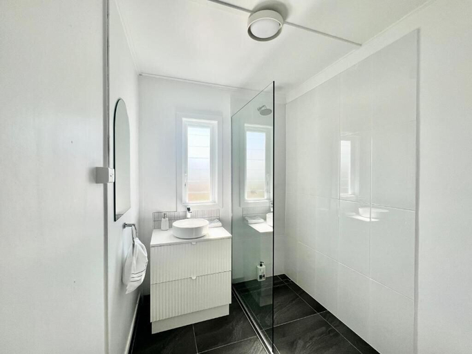 Bathroom 3, Townsville Suites, North Ward-Castle Hill
