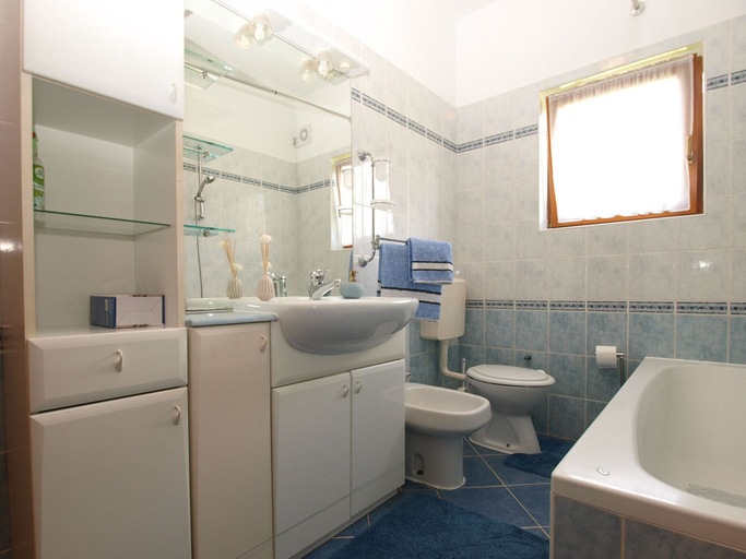 Bathroom 3, Apartment 1875, Marčana