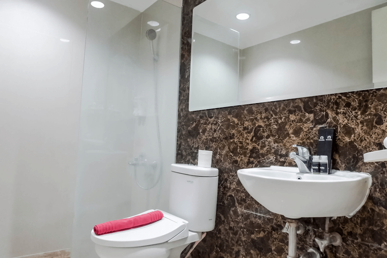 Bedroom 2, Spacious High Floor 2BR at Taman Beverly Apartment By Travelio, Surabaya