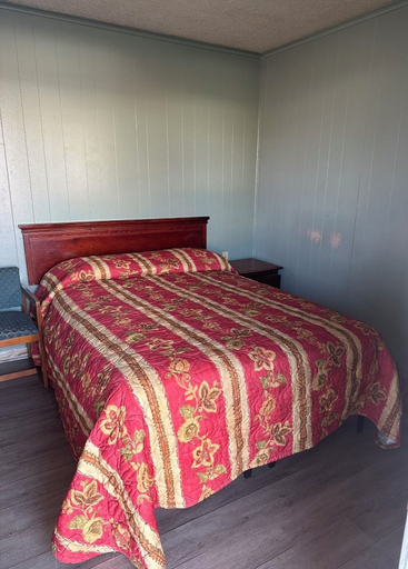 Bedroom 5, Travel Inn, Montgomery