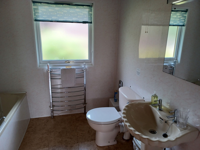 Bathroom 3, Green View Lodges, Cumbria