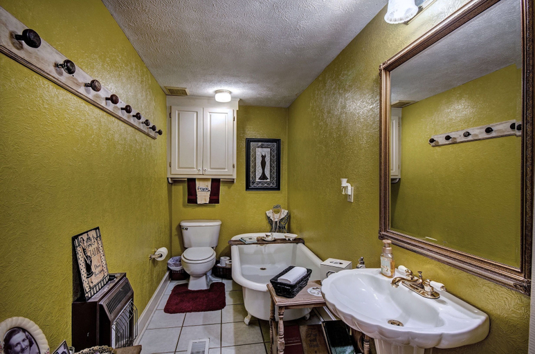 Bathroom 4, Clyde and Marie's Bed & Breakfast, Scott