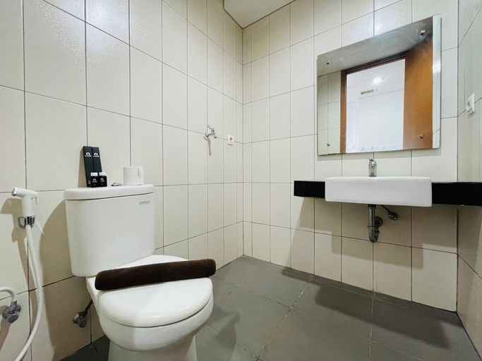 Bathroom 5, Cozy Studio Room at Dago Suites Apartment By Travelio, Bandung