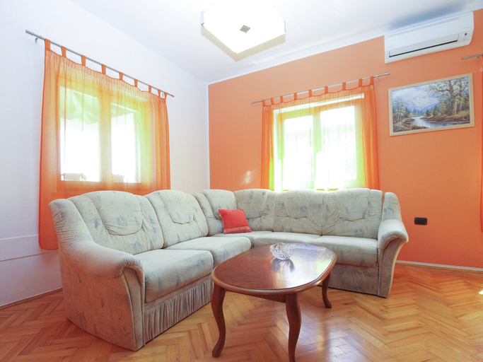 Others 4, Apartment 1875, Marčana