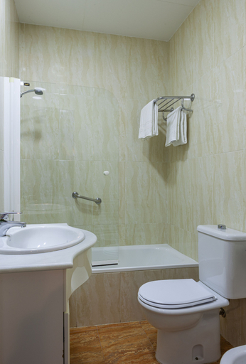 Bathroom 4, Hotel Macià Plaza, Granada