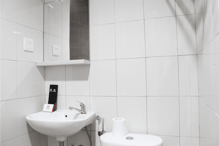 Bathroom 5, Modern 2BR Apartment at Mekarwangi Square Cibaduyut By Travelio, Bandung