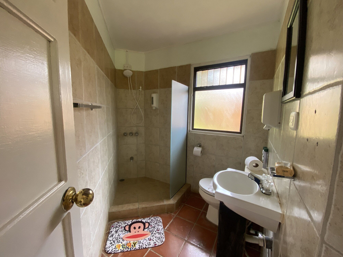 Bathroom 4, Bongo, Aguirre
