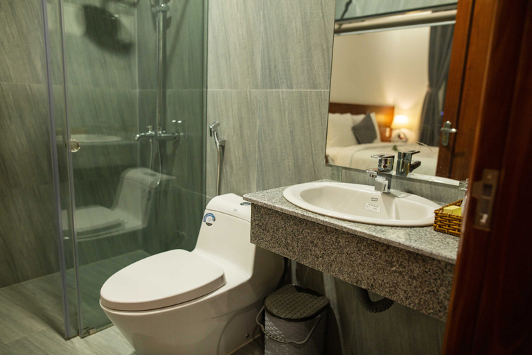 Bathroom 3, Thanh Van Hotel, Qui Nhơn