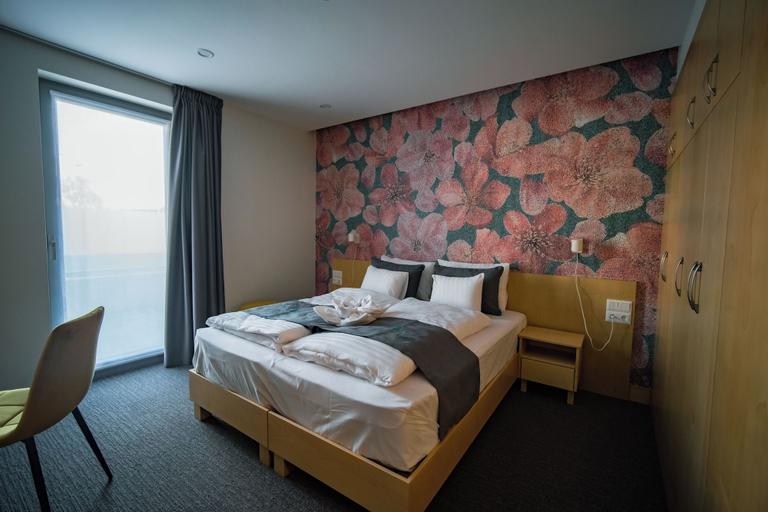Bedroom 4, Eleven Business & Sport Hotel, Jászberény