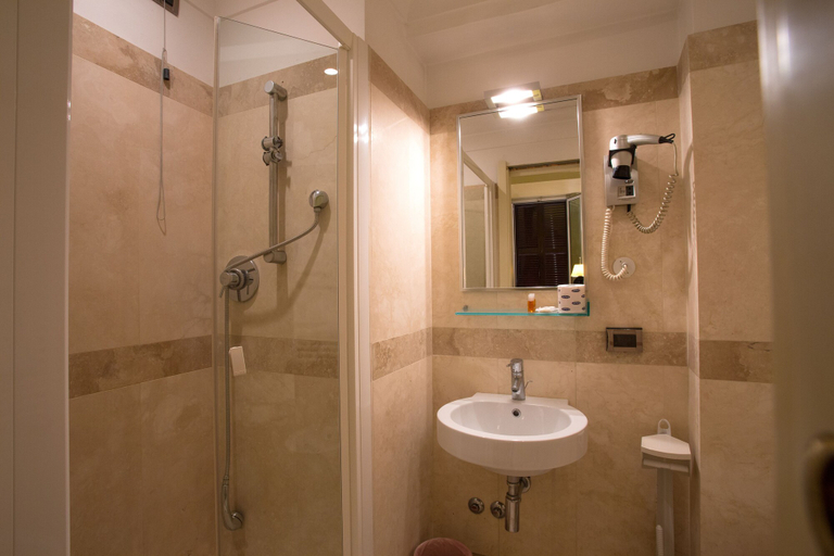 Bathroom 4, Hotel Giolitti, Rome