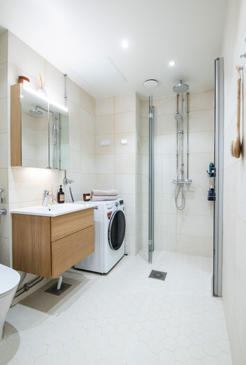 Bathroom 3, Fab 2br just 3 blocks from Market Square, Uusimaa