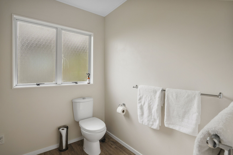 Bathroom 4, Modern Central Home - Parking & Aircon, Waitakere