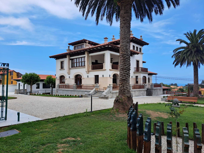 Exterior & Views
