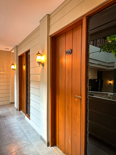 Exterior & Views 28