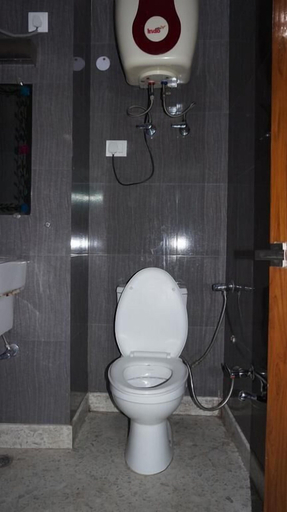 Bathroom 3, Hotel Apsara By Royal Collection Hotels, Dehradun