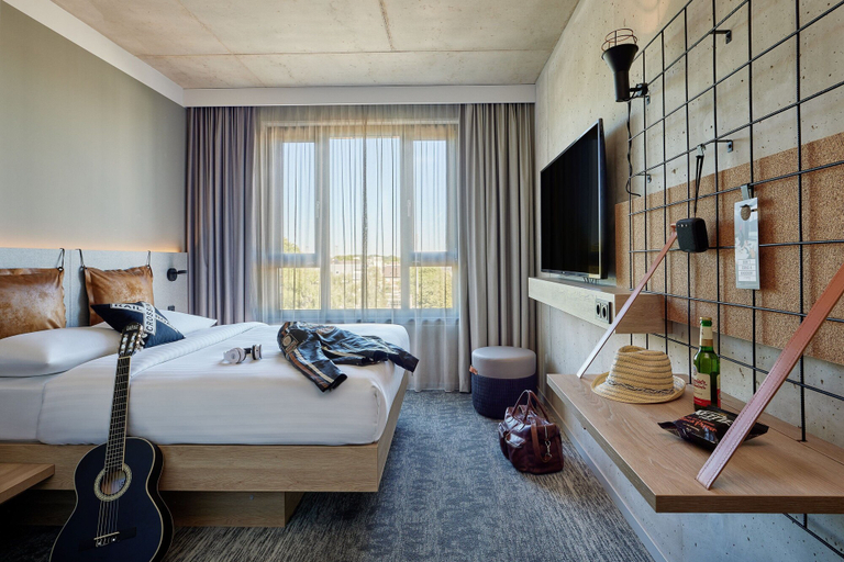 Bedroom 4, Moxy Cologne Muelheim, Köln