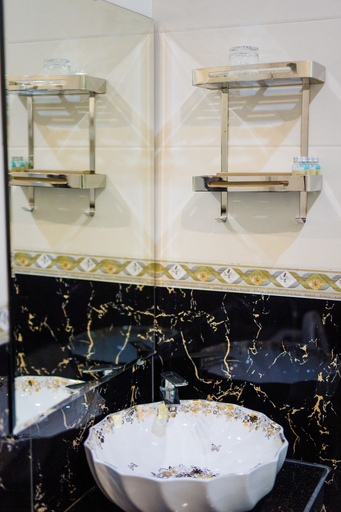 Bathroom 5, Van Long Green, Gia Viễn